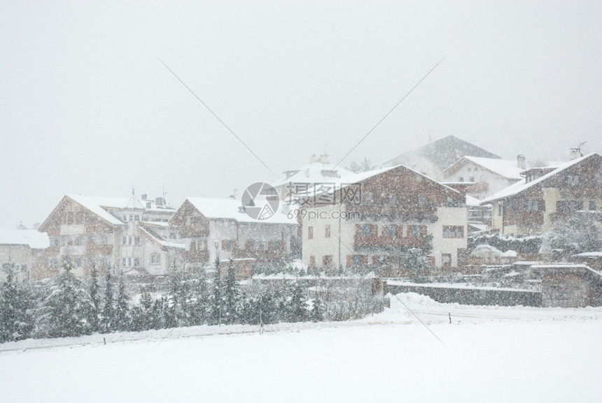 在意大利北部马勒斯的雪暴中景观户外薄雾图片