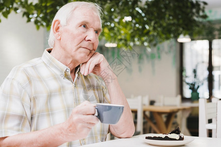 深思熟虑的老人饮茶咖啡桌子思维图片