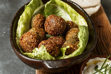 高角碗配有生菜falafel角度土耳其鹰嘴豆图片