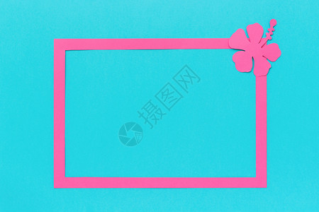 边界框架和时尚的粉红色热带叶子蓝背景上的纸花复制空间模板为您的设计或刻字文创意平躺顶视图贺卡框架和时尚的粉红色热带叶子文字创意平背景图片
