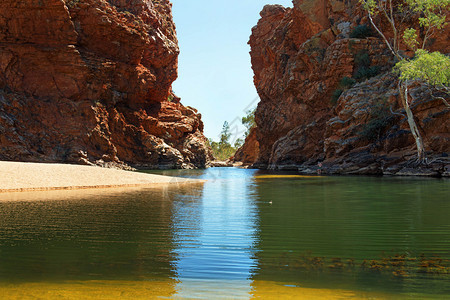 澳大利亚北区麦克唐纳山脉大洞图片