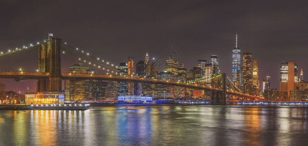 纽约市风景全和布鲁克林大桥BrookrooklynBridge在东河边的黄昏时间美国市区天线建筑和与旅游概念暮超过反射图片