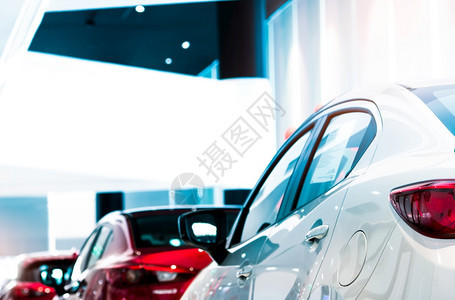 存货新冠运输白色豪华轿车停在现代展厅出售的白色豪华汽车后视景该展示厅售出的白色闪亮车牌于露台红色汽车上的模糊红色汽车上Coron图片