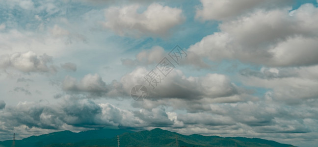 云景宁静绿色青山和电塔上的阴天全景戏剧天空和积云多喜怒无常的天空暴风雨Cloudscape阴云大自然的美图片