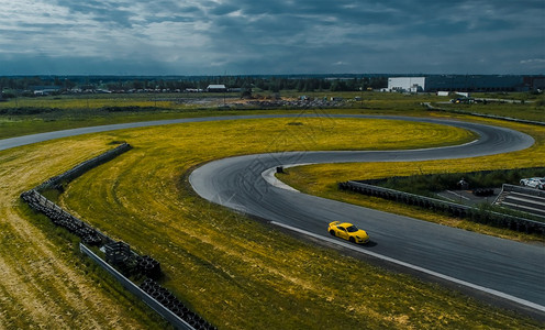 力量赛道上的黄车一段上黄车一段预防沥青图片素材