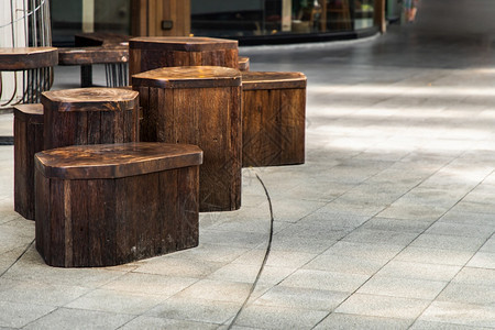 工作由闲暇角落的木制桌椅和板凳成的休闲角上木制桌椅坐着和休息的地方概念用木制复印空间选择重点设计家具放松复制图片
