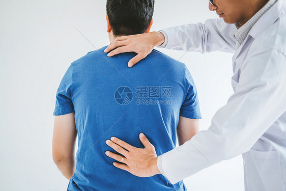 背部膝盖听诊器物理医生就后退问题咨询病人的生理医咨询物治疗概念图片