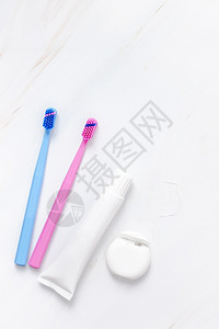 洗呼吸白大理石桌背景上的牙齿卫生和口腔科护理产品复制空间牙膏和刷子的空白管顶视面成分模型平底板作品图片