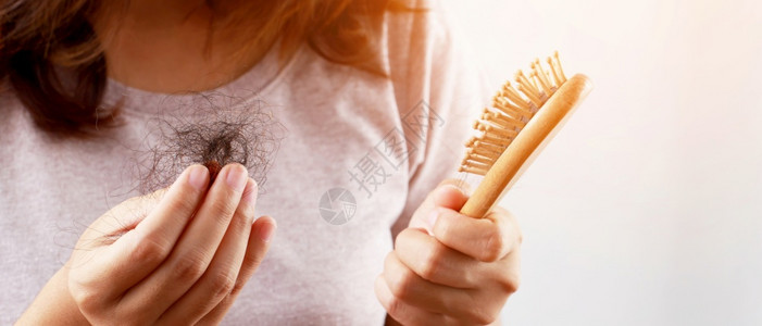 头发理年轻女青担心手梳打后毛发流失问题荷尔蒙调压力概念保健等情绪化的图片
