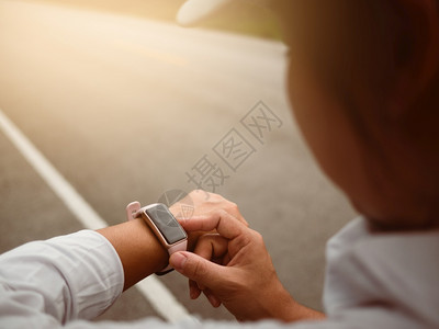 赛跑者观察智能手表心率的女跑者监测Athlete户外运动和检查智能手表进展的健康生活方式概念进步女士图片