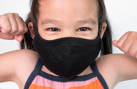 环境的生病白背景保健概念中身戴面罩的亚洲女童长成肖像以保护其免受空气污染或流行的污染和感关心图片