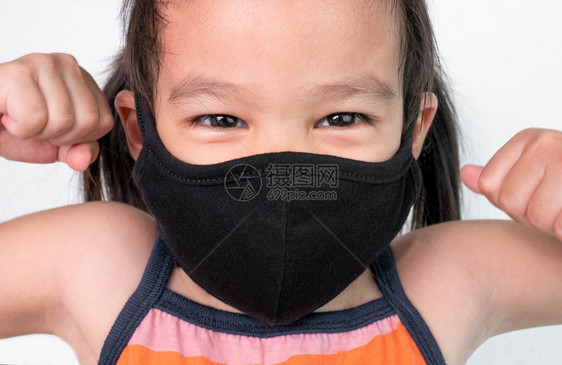 环境的生病白背景保健概念中身戴面罩的亚洲女童长成肖像以保护其免受空气污染或流行的污染和感关心图片