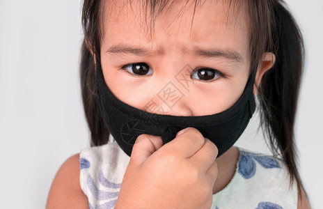 嘴材料白背景保健概念中身戴面罩的亚洲女童长成肖像以保护其免受空气污染或流行的污染和感健康图片