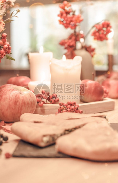节假日感恩晚宴秋桌装饰带自制派蜡烛灯红莓和苹果的温暖自然风格舒适喜庆的桌子图片