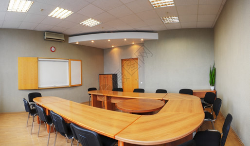 空会议室供商务使用白板空和长桌会议讨论里面木头图片