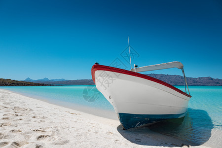 科罗纳多墨西哥PlayaIslaCoronado墨西哥带有白沙松绿海和蓝天的堂滩汽车船旅游夏天图片