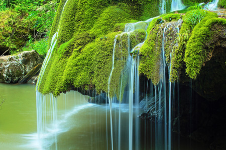 场景水充满绿苔的美丽瀑布由罗马尼亚卡兰比斯州加尔级联结石图片