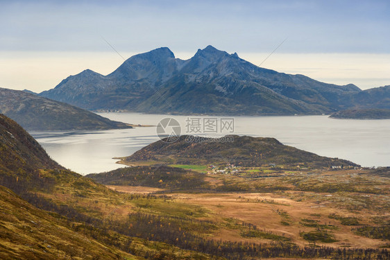 户外天堂风景挪威北部Tromso的美丽山丘坡和河流景观有选择重点图片