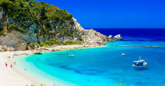 希腊语Agiosniditas希腊爱奥尼亚群岛列夫卡达美丽的海滩有绿镇帆图片