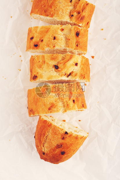 纸上的法国洋葱面包条被切掉的法式袋饼红色早餐桌子图片