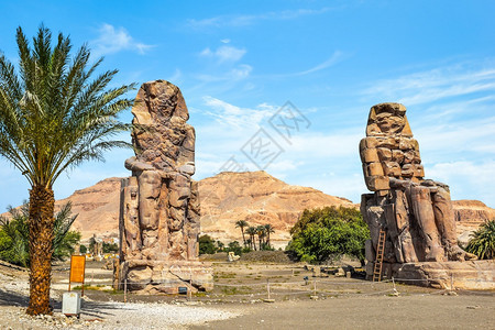 法老旅行Memnon的巨石卢克索两座著名的埃及雕像两座古老董图片