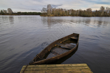 天空码头如果ZvejnieklicisSelpils等船在Daugarava河的海湾上停靠以木头老船为锚定前往秋天由树种长成的岛图片