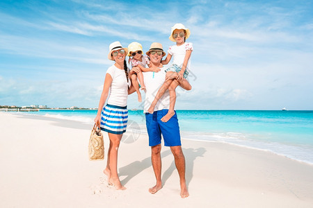 幸福家庭在海滩上玩得开心的照片夏日生活风格SimmerLifeSystem阳光为人父母爸图片