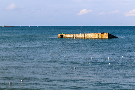 吸引力渠道法国诺曼底州阿罗切斯由盟军建造的港口废墟悬崖图片
