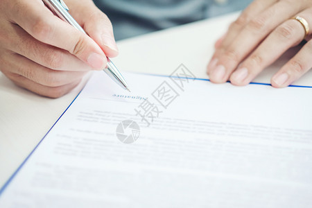 金融销售代理商和客户签署协议合同保险房概念商业机构图片
