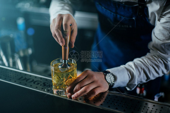 伏特加苏格兰人柜台专业的酒保与OM做饮料和鸡尾酒图片