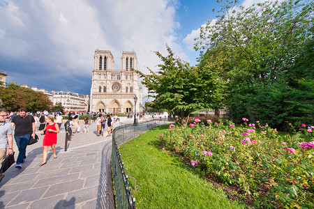 巴黎2014年6月PARIS2014年6月圣母教堂与广场花园一带游客起每年有120万人参观地标全景光图片