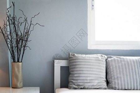 灰色的舒适起居室沙发上有窗户的灰色枕头复制空间窗帘极简主义图片