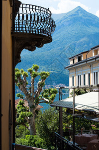 乡村的在著名意大利科莫湖景象中的贝拉焦Bellagio水蓝色的图片