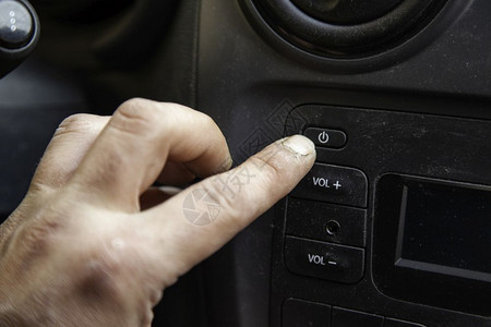 气候技术旋钮操纵空调在汽车内提供舒适的衣物图片