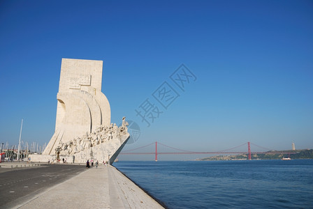 结石旅游4月25日葡萄牙里斯本Lisbon背景桥上著名的海洋发现纪念碑欧洲图片