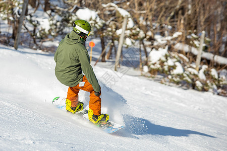 冬季雪山滑雪者图片