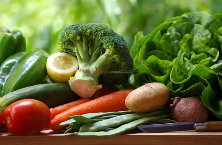 萝卜餐桌上的蔬菜和刀子厨房大蒜图片