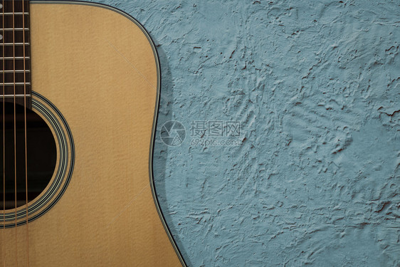 乐队吉他是一个经典仪器使用蓝色水泥背景和复制空间古典乐器图片