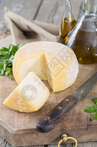白色的帕尔马有机硬干酪以传统方式生产优质品并采用传统方法图片