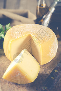 硬干酪以传统方式生产优质品并采用传统方法吃烹饪乳制品图片