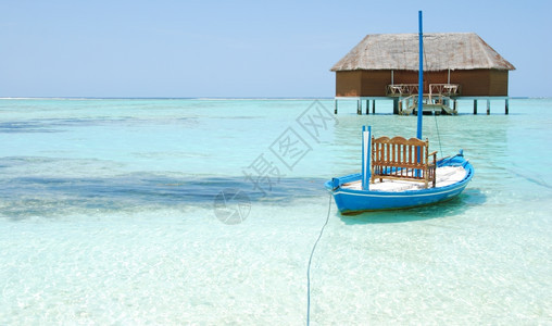 平房海滩目的地马尔代夫岛蜜月别墅和典型船只的美丽海景及优图片