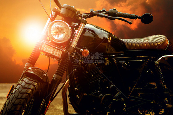 晚上极端优质的古老旧摩托车和美丽的日落天空背景图片