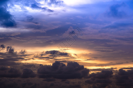 城市平静的射线浪漫日落天空云雾飘散天气风景美丽而沉重的气候景观用作背图像和插背景图片