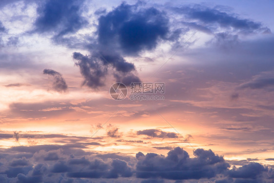 黎明浪漫的日落天空云雾飘散天气风景美丽而沉重的气候景观用作背图像和插艺术的晚上图片