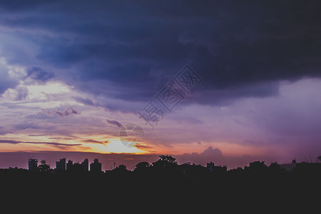 人类发展报告浪漫的日落天空云雾飘散天气风景美丽而沉重的气候景观用作背图像和插黄色的阴影背景图片