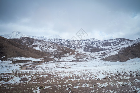 阿特拉斯范围白色的摩洛哥高海图地集山脉中雪盖峰的风景图片