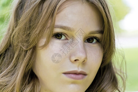 童年绿色14岁的可爱金发女孩的肖像老图片