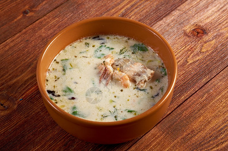香菜海食盘鱼汤含沙门奶油和土豆的鱼酱草药食物图片