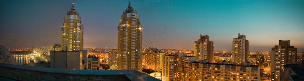 ObolonQuay夜间全景在市中心观光塔蓝色的灯图片