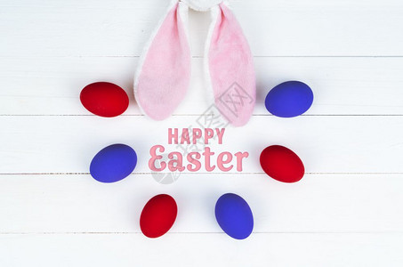 复活节小兔子耳朵和装饰鸡蛋篮子蓝色的黄图片